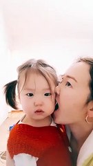 Annesinin küçük şakasını gerçek sanan minik