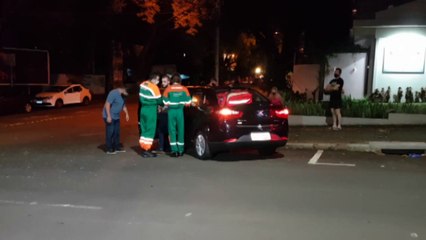 Download Video: Dois ficam feridos em colisão entre carro e caminhonete no Centro