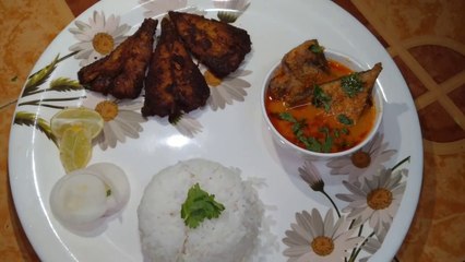 मालवणी स्टाईल (हलवा) करी आणि तवा फ्राय,  Malvani Style Black Pomfret (Halwa) Curry with Tawa Fry...