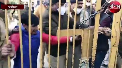 साकेत महाविद्यालय के बिल्डिंग पर चढ़ा छात्र नेता ने लगाया छलांग