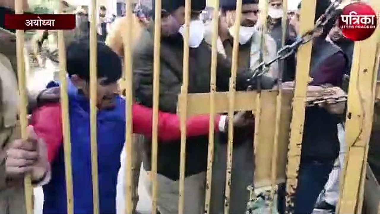 साकेत महाविद्यालय के बिल्डिंग पर चढ़ा छात्र नेता ने लगाया छलांग