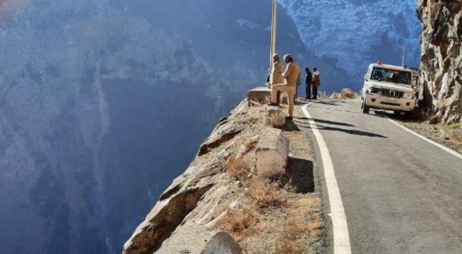 सुसाइड प्वॉइंट पर सेल्फी ले रही महिला हजार फीट गहरी खाई में गिरी, 12 घंटे बाद मिला शव