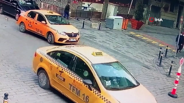 İstanbul’un göbeğinde gasp anları kamerada