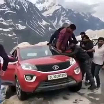 Le travail d'équipe pour éviter de perdre une voiture dans le précipice