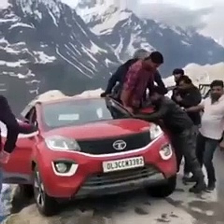 Le travail d'équipe pour éviter de perdre une voiture dans le précipice