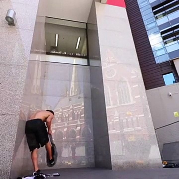 Parkour : il tente x fois de grimper ces piliers de marbre lisse