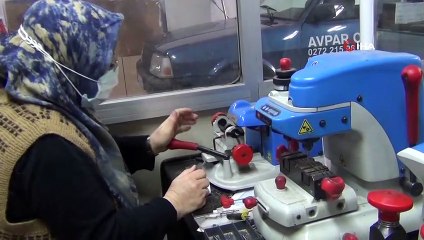 Sanayinin Fatma ustası eşini 21 yıldır yalnız bırakmıyor