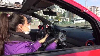 - Aracını bağlatmamak için cam filmini elleriyle söktü