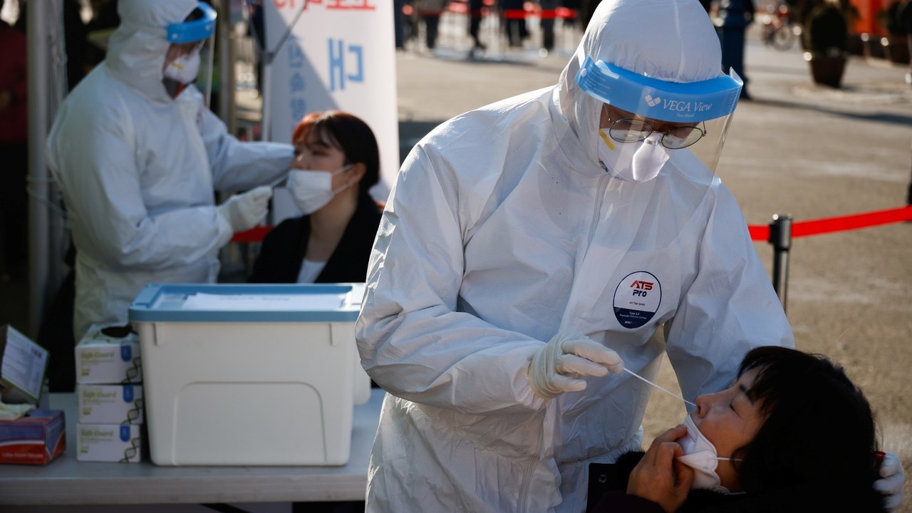 Seoul caps gatherings at four as S Korea logs record COVID deaths