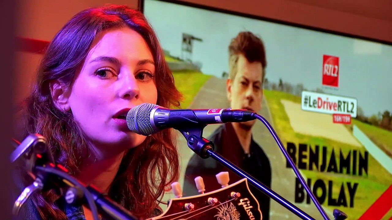 Benjamin Biolay inteprète "Parc fermé" en duo avec Adé dans #LeDriveRTL2 (18/12/20)