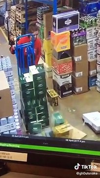 Voici la pire employée car c'est la fille la plus maladroite de 2020