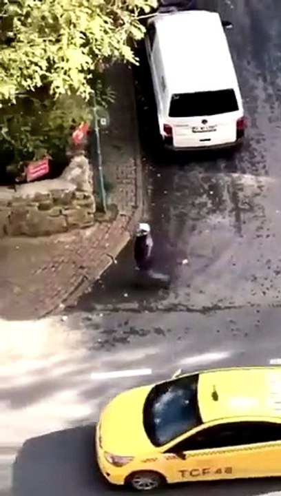 Çöp konteynerini tekmeleyip isyan eden vatandaşın videosu kısa sürede viral oldu
