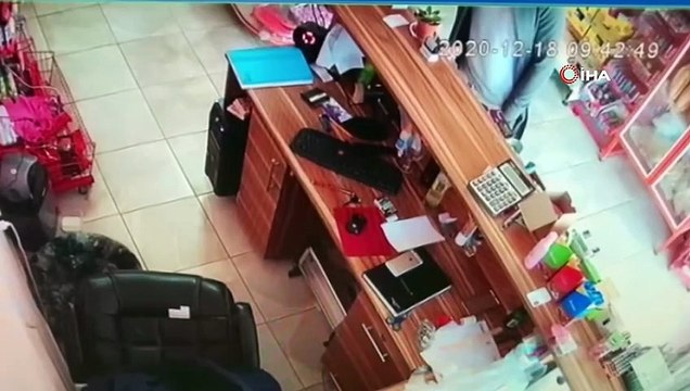 Gelen müşteriye ekmek satan hırsız, kasayı boşalttı, çıkarken 5 TL'de bahşiş bıraktı