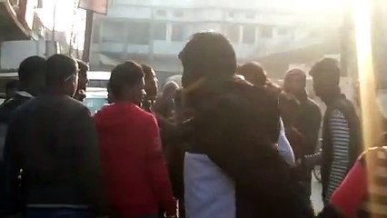 चोरो ने राह चलती महिला के कानों से नोचे कुंडल, आस-पड़ोस के लोगों ने धर दबोचा, जमकर की पिटाई