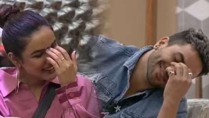 Bigg Boss 14; Jasmin Bhasin और Aly Goni एक दूसरे को देख क्यों करने लगे Blush ?|FilmiBeat