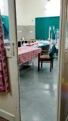 ट्रामा सेंटर के बेड पर आराम फरमाते हुए कुत्ते का वीडियो हो रहा वायरल