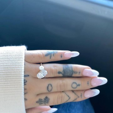 Ariana Grande bientôt mariée ? Elle arbore une sublime bague de fiançailles