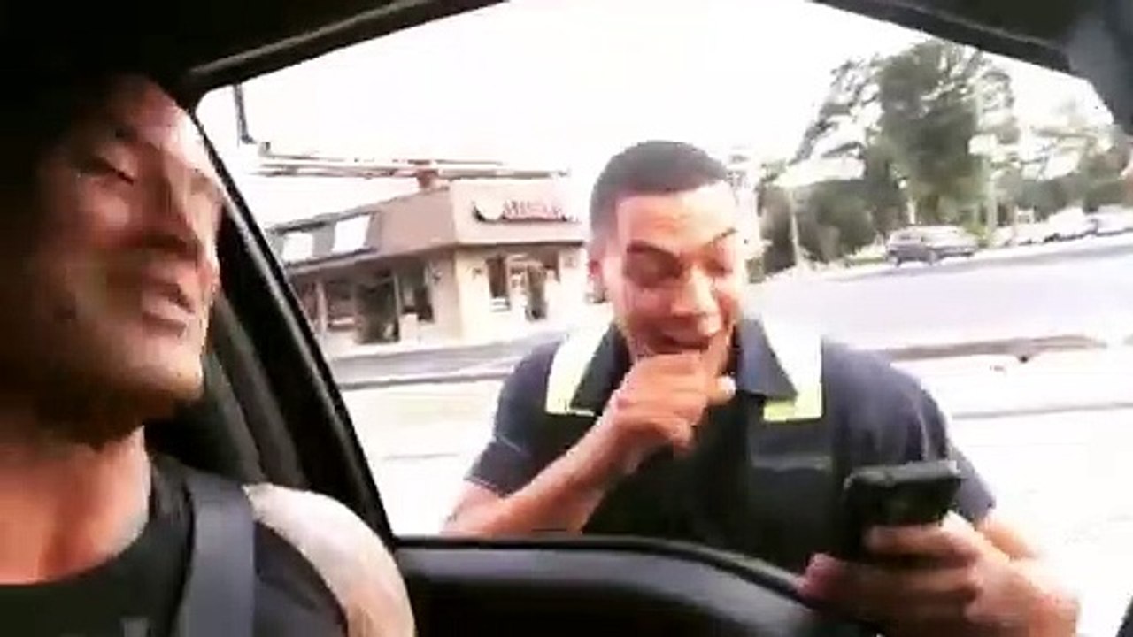 Condutor para o trânsito para tirar uma selfie com o "The Rock"