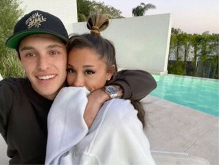 Télécharger la video: Ariana Grande Is Engaged to Dalton Gomez