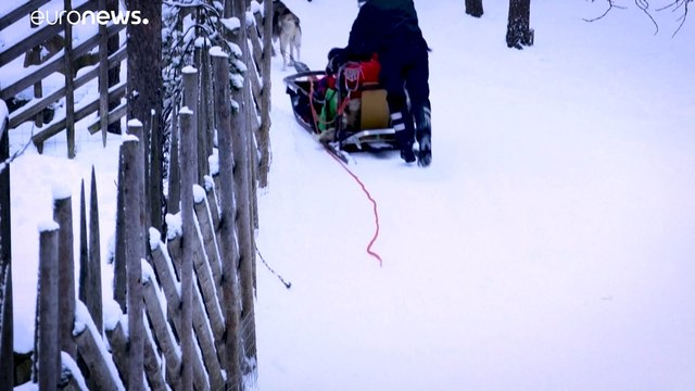 شاهد: قرية سانتا كلوز تستقبل عيد ميلاد كئيب في غياب الزوار