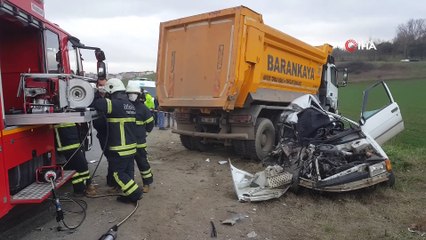 Hafriyat kamyonu otomobili biçti :1 ölü