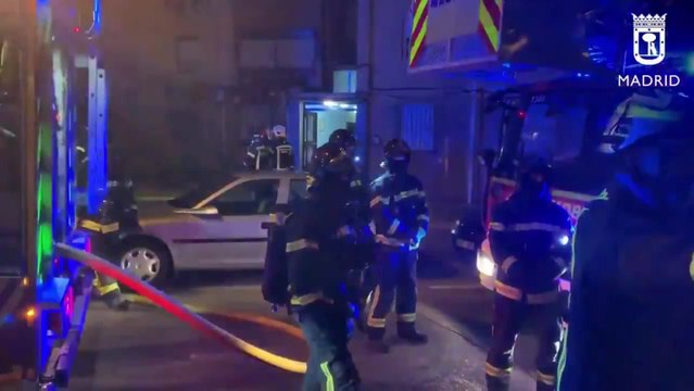 Herido grave un hombre que se tiró por la ventana por incendio en San Blas