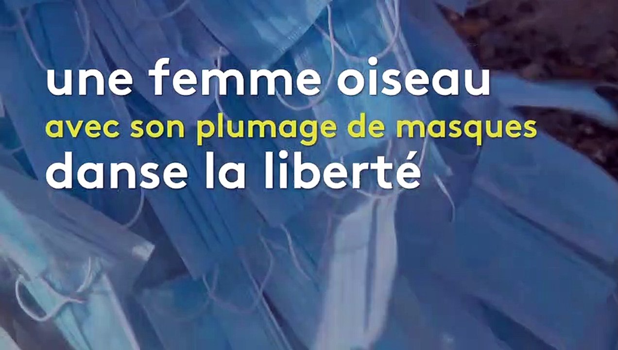 Une "femme oiseau" habillée de masques chirurgicaux danse sur la plage en baie de Somme