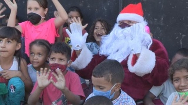 El Santa en las calles busca cambiar la realidad de los niños más pobres de Venezuela