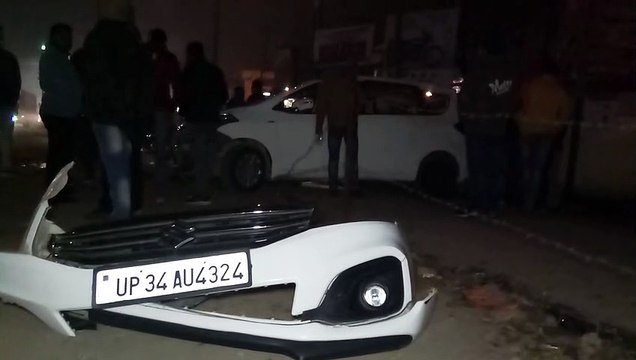 पॉश इलाके में टायर फटने से कार पलटी, बड़ा हादसा होने से टला