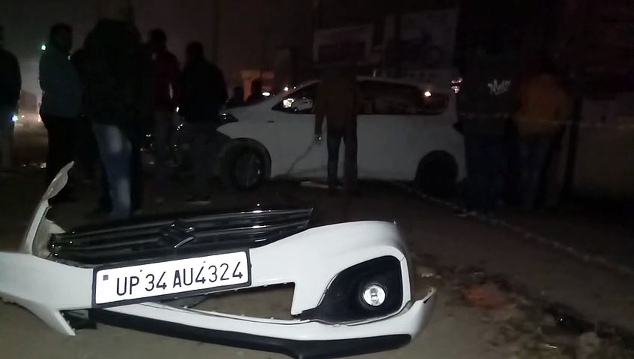 पॉश इलाके में टायर फटने से कार पलटी, बड़ा हादसा होने से टला