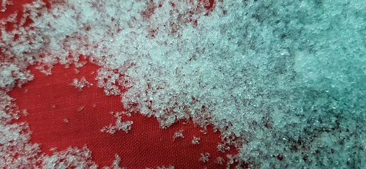 Le manteau neigeux : grains à faces planes sans cohésion (zoom)
