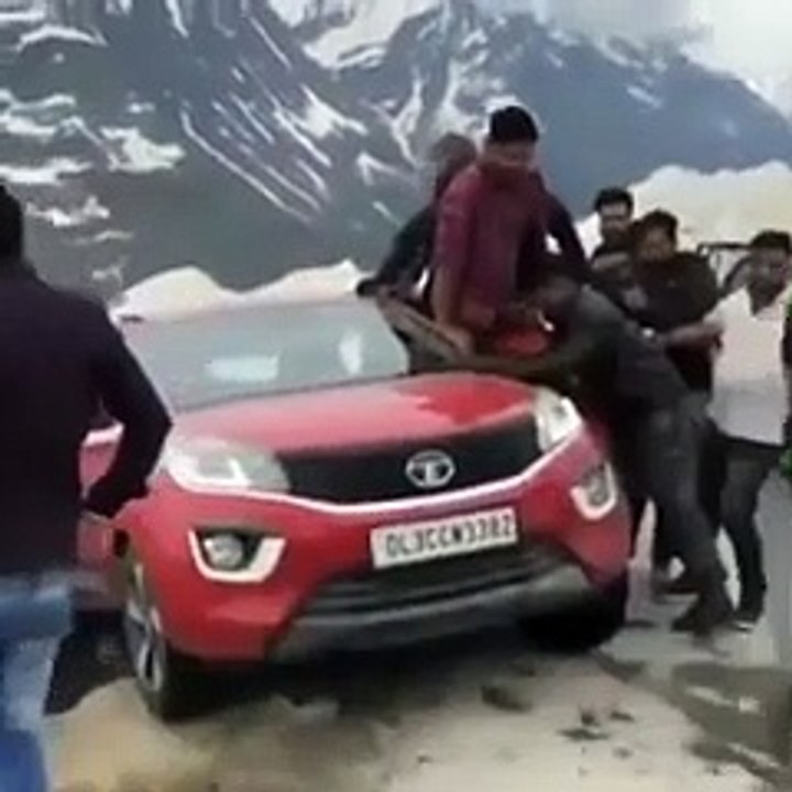 Ils réussissent à sauver  une voiture sur le point de chuter dans le précipice