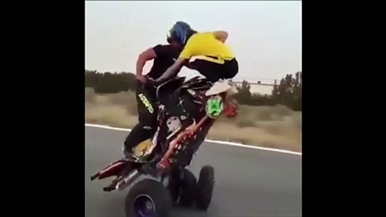 Il tente une cascade vraiment risquée sur un quad