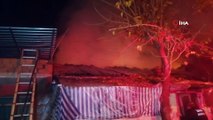 İzmir’de müstakil evde çıkan yangın yan binaya sıçradı