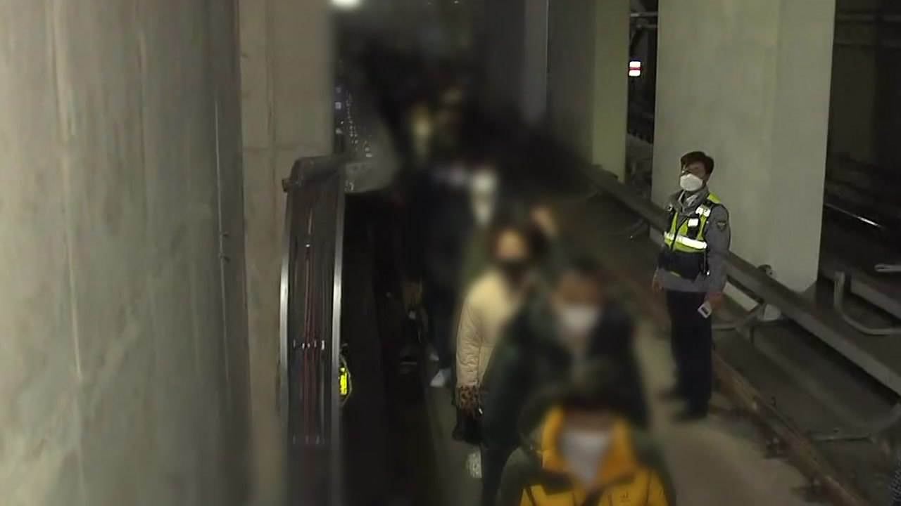 김포골드노선 전동차 고장...승객 4백여 명 선로로 대피 / YTN