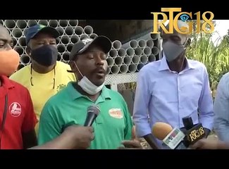 Prezidan Jovenel Moïse bay yon agrikiltè nan Tomond materyèl pou'l wouze ak transpòte plan bannann.