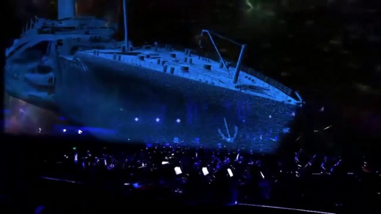 Titanic Orchestra Theater Musical with 3D effects of the Titanic.