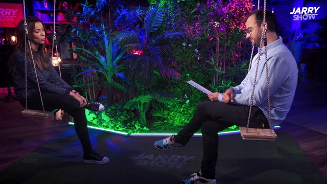 Chimène Badi évoque son choix de ne pas avoir d'enfant dans le Jarry Show . Elle a beaucoup ému Jarry. Décembre 2020.