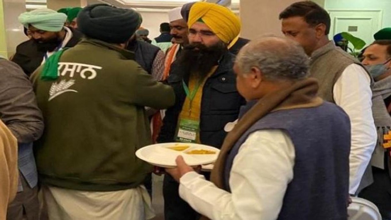 Ministers join farmer leaders for langar at Vig...