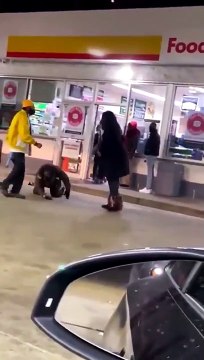 Etats-Unis: Une femme qui refusait de porter un masque recherchée après avoir violemment frappé un agent de police de St. Louis - VIDEO