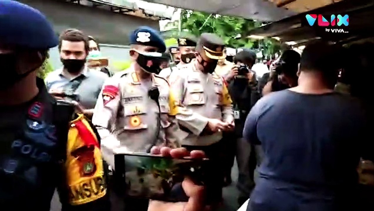 Polisi Geruduk Markas FPI dan Copot Paksa Atribut