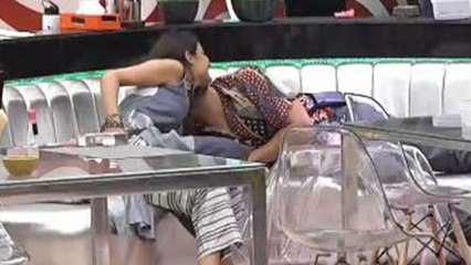 Bigg Boss 14; Jasmin Aly घर में Arshi  सामने हुए Cozy, Arshi ने Aly पर डाले डोरे ! | FilmiBeat