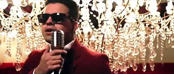 Kiko Rivera quema una foto de su madre en su nuevo videoclip