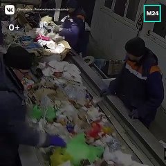 Un trieur de déchets trouve un chat