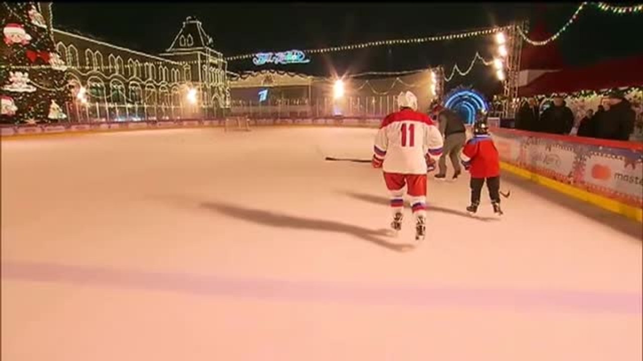 El presidente ruso juega al hockey con un niño de nueve años