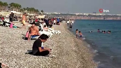 Antalya’da güneşi görenler sahile koştu