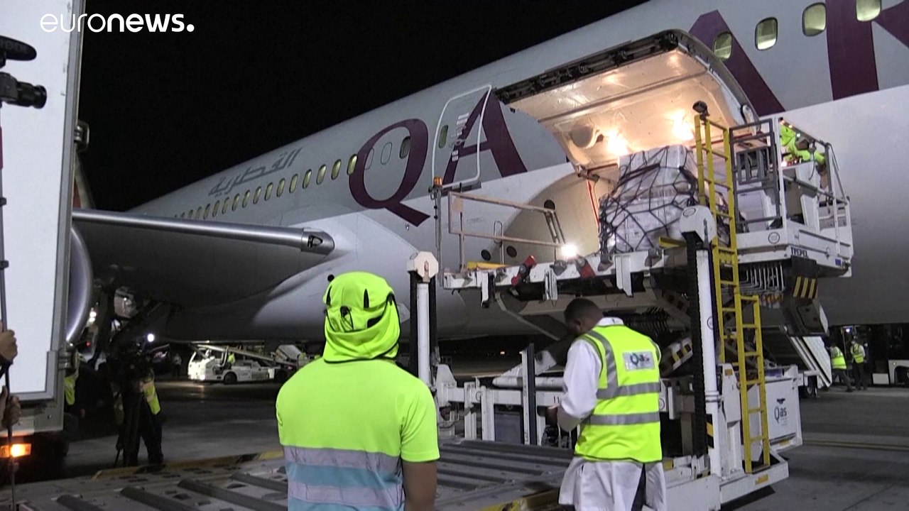 شاهد.. قطر تتلقّى شحنتها الأولى من لقاح فايزر-بايونتيك المضادّ لكوفيد-19