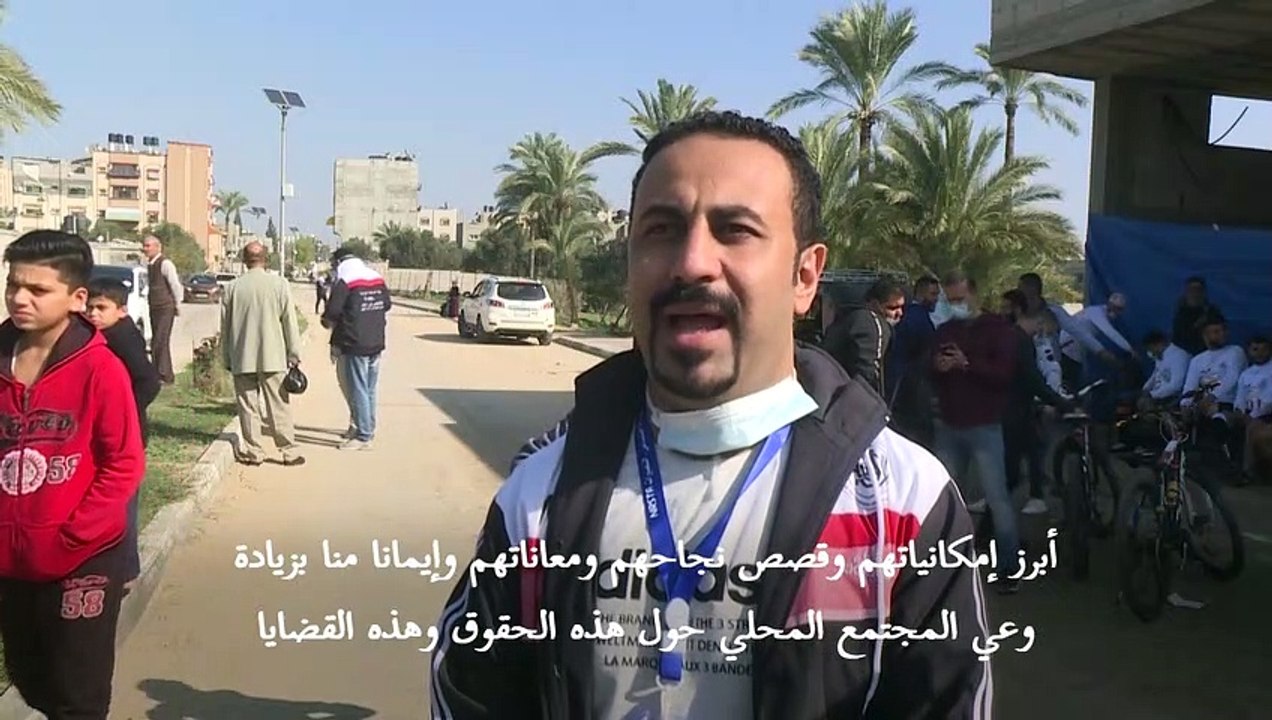 فلسطينيون من ذوي الاحتياجات الخاصة يشاركون في سباق للدراجات في قطاع غزة