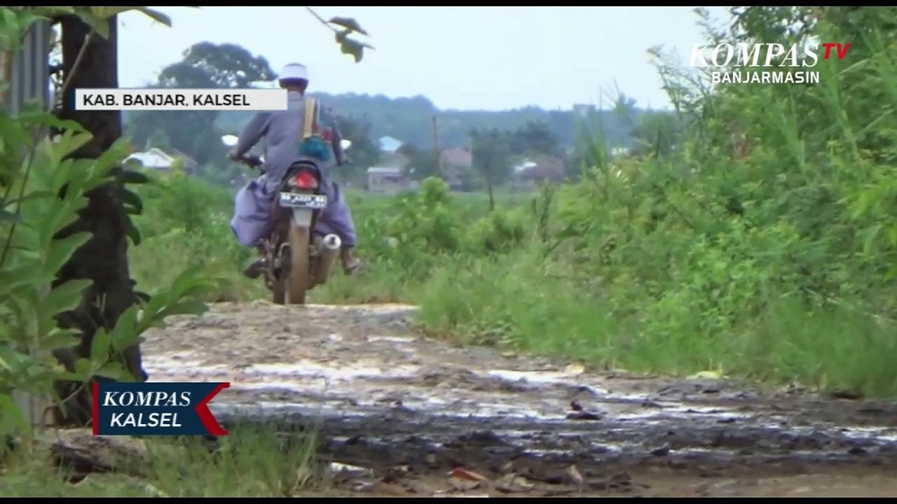 Warga Keluhkan Rusaknya Jalan Penghubung Desa Mekar dan Desa Tambak Anyar Kabupaten Banjar