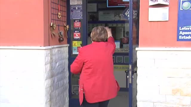 Los cuartos y los quintos premios reparten alegría por toda España